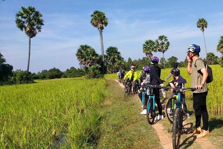 Angkor Wat Sunrise Cycling Tour With Breakfast and Tour Guided