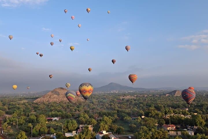 Full-Day Private Tour of Mexico City: Teotihuacan and Xochimilco