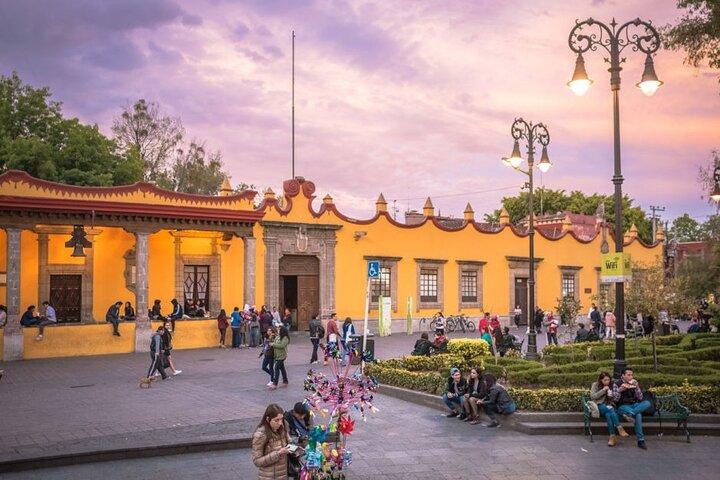 Following Frida Kahlo and Diego Rivera