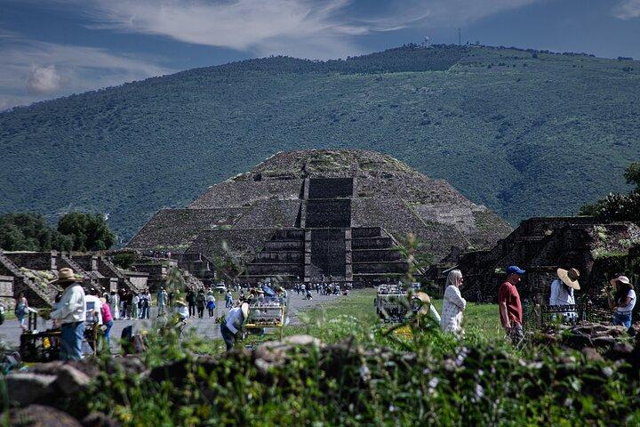 Guided tour in Teotihuacan + breakfast in Cueva + Transportation CDMX