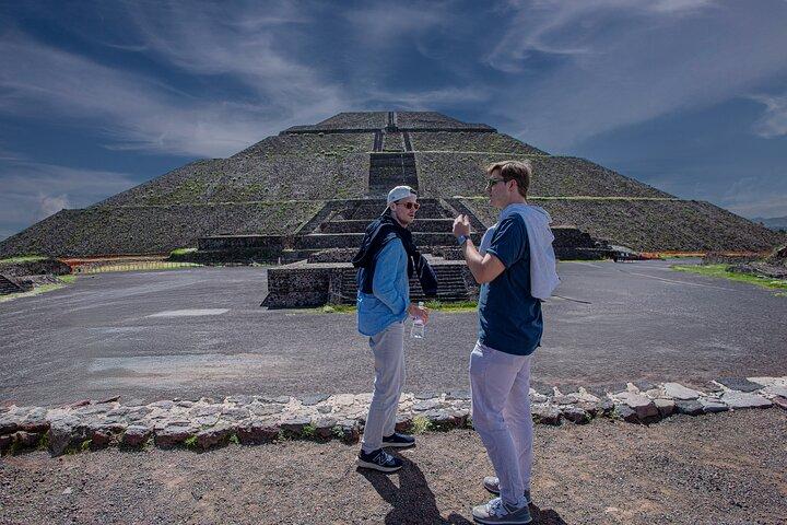 Guided tour in Teotihuacan + breakfast in Cueva + Transportation CDMX