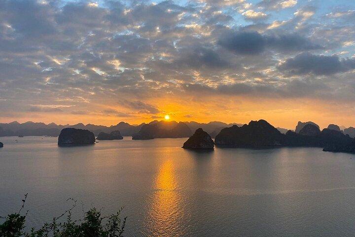 From Hanoi: 2D1N Halong Royal Palace Cruise with Stunning Cave