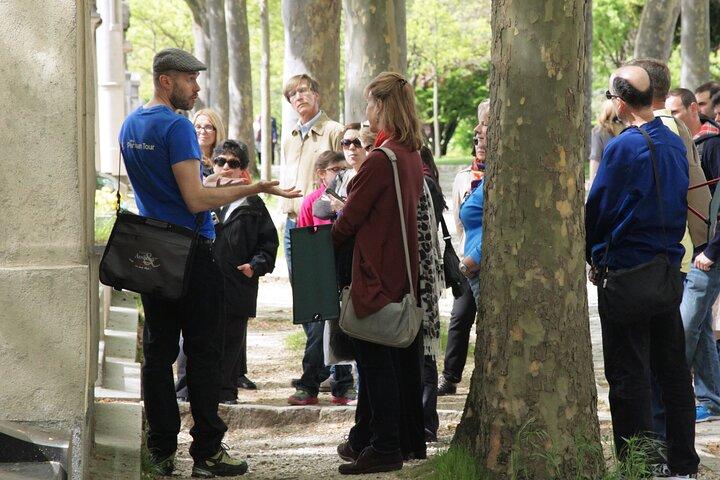 Paris: Famous Graves of Pere Lachaise Cemetery Guided Tour