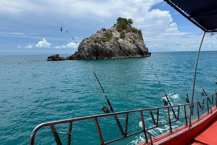 Fishing & Island Lunch Cruise from Koh Samui – Catch & Relax