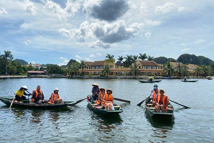 Luxury Limousine Trang An-Mua Cave - Bich Dong max 6-8 pax/ group