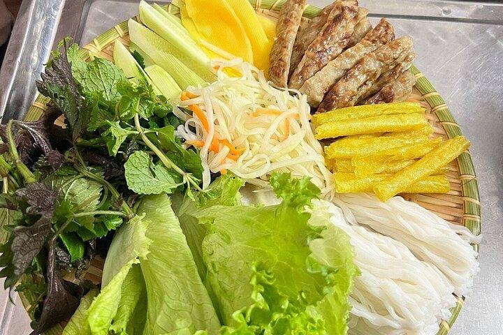 Hanoi Customized Street Food Walk with Train Street Experience