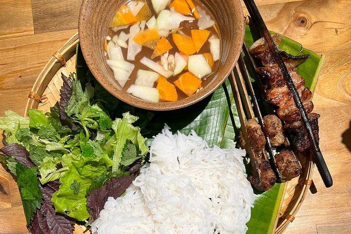 Hanoi Customized Street Food Walk with Train Street Experience