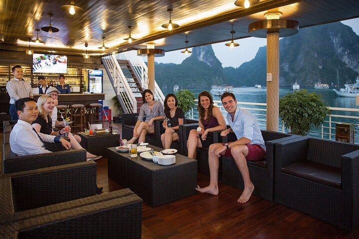 From Hanoi: 2-Day Luxury Halong Cruise Explore Caves & Island