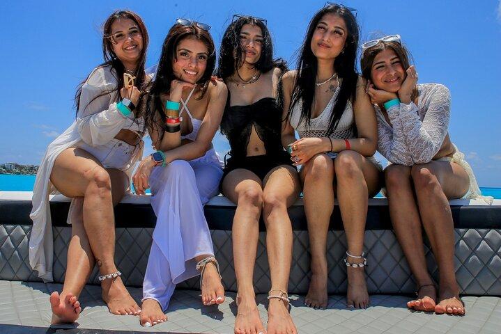 Cancún Private Catamaran to Isla Mujeres with Snorkeling & Lunch