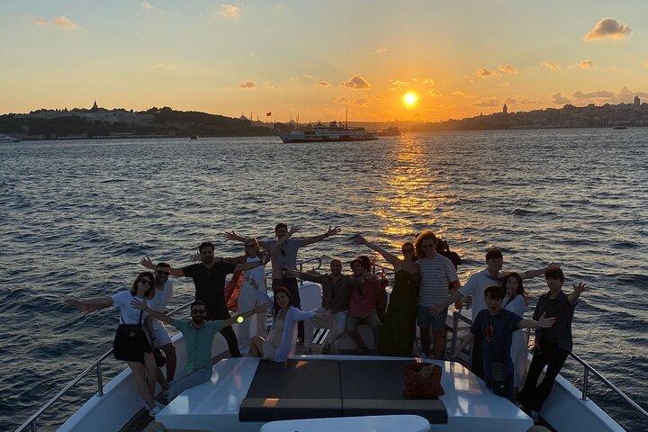 Istanbul Bosphorus Sunset Yacht Cruise with Live Guide and Snacks