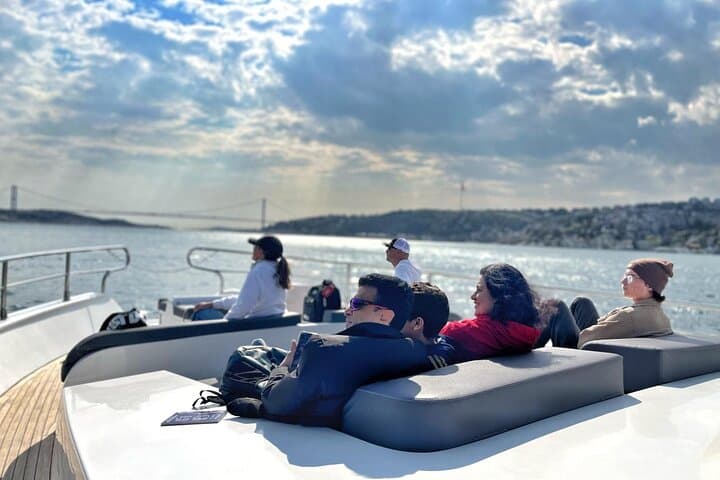 Luxury Yacht Bosphorus Cruise with Live Guide & Asian Side Stop