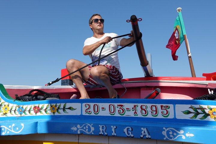 Private Cruise in Lisbon: Traditional 1895 Boat with Drinks