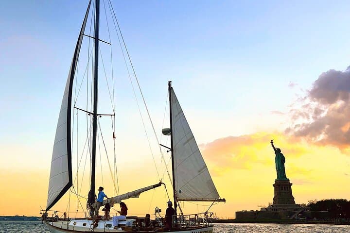 Private Classic Sailboat Tour in New York City