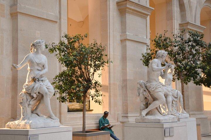 Louvre Art and Mysteries: Guided Experience for 6-people Max