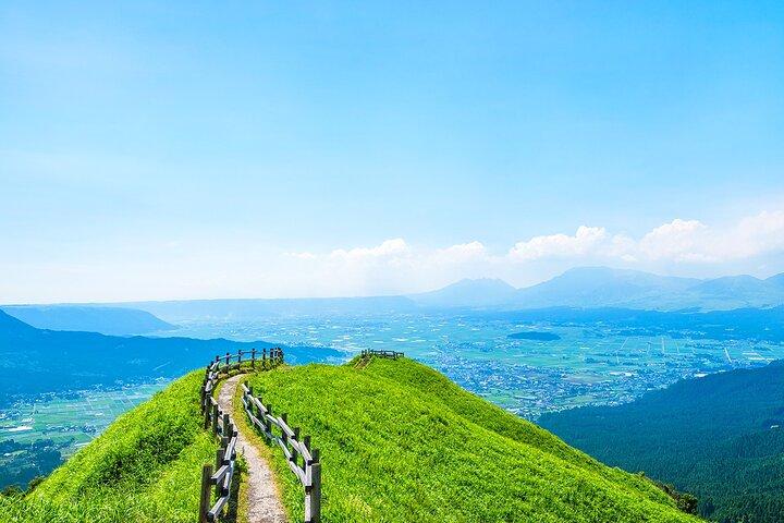 Kyushu: Aso Vocano, Grassland,Onsen and Aso shrine 1-Day Tour