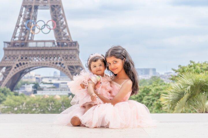 1 Hour Private Photo Session experience with the Eiffel Tower