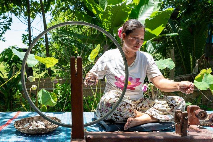 Siem Reap: Lotus Silk Farm - Tour, Lake & Artisan immersion