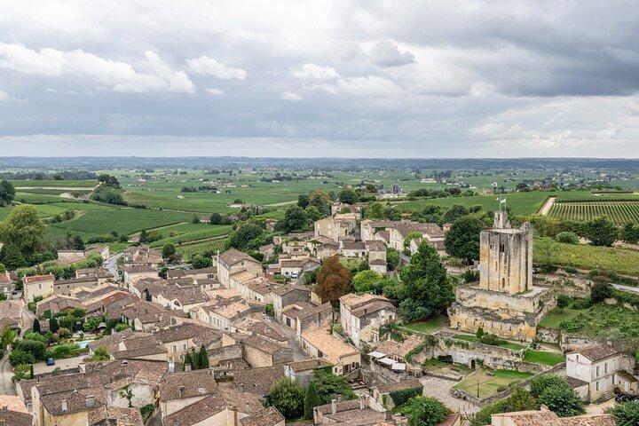 Full-day Saint-Emilion: Village, Undergrounds and Châteaux