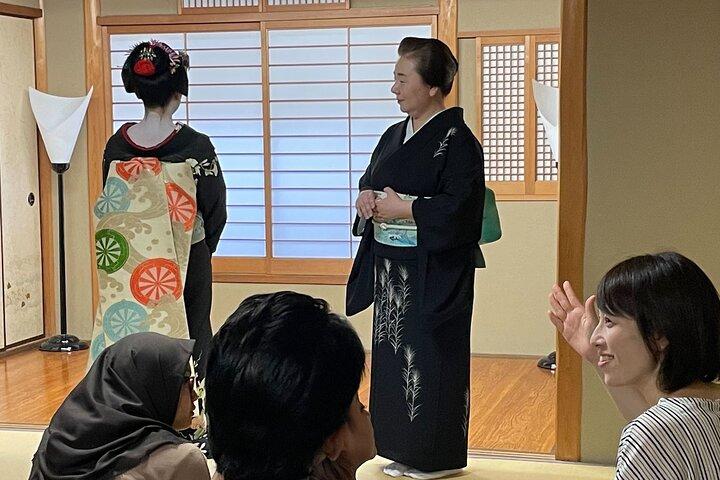 Kyoto: Meet the Geisha Maiko with Gion Walking Tour