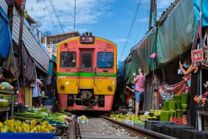Half-Day Railway Market and Floating Market Tour in Thailand