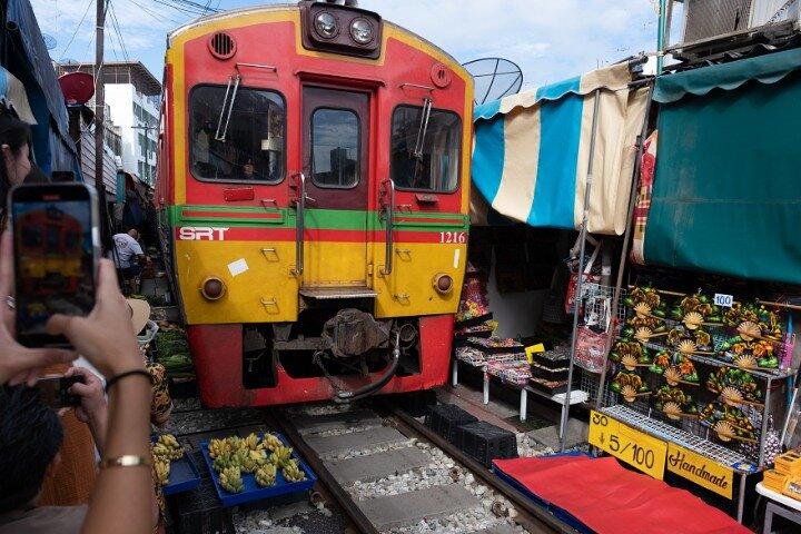 Half-Day Railway Market and Floating Market Tour in Thailand
