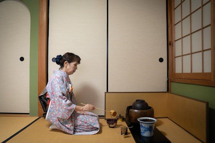 Kyoto: Tea Ceremony Experience in a small tea room