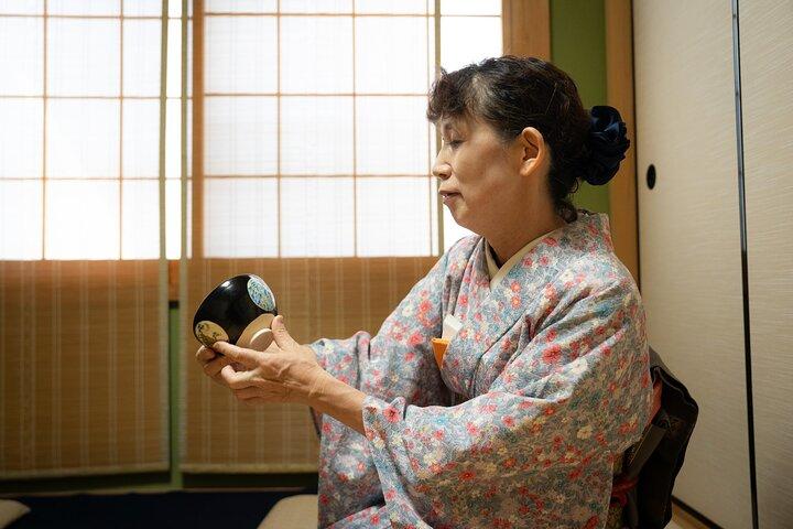 Kyoto: Tea Ceremony Experience in a small tea room