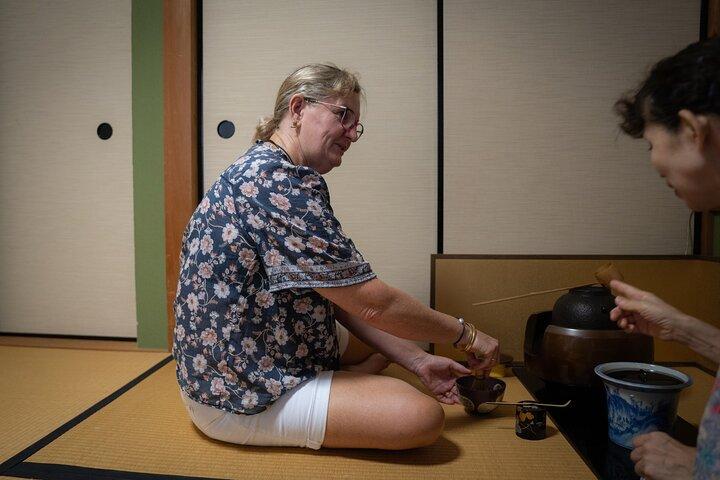 Kyoto: Tea Ceremony Experience in a small tea room