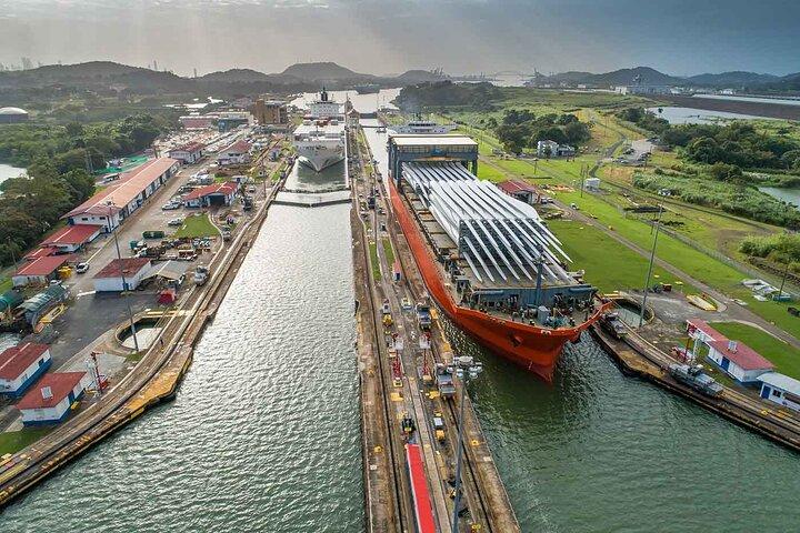 Gatun lake wildlife expedition and Miraflores locks private tour