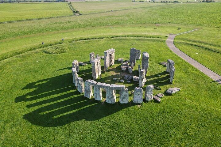 Private Chauffeured Tour to Windsor Stonehenge Bath from London