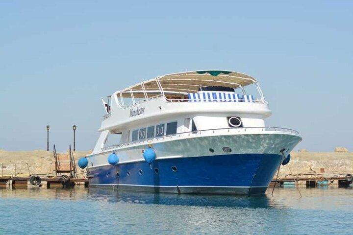Ain Sohkna Day Tour on Yacht from Cairo