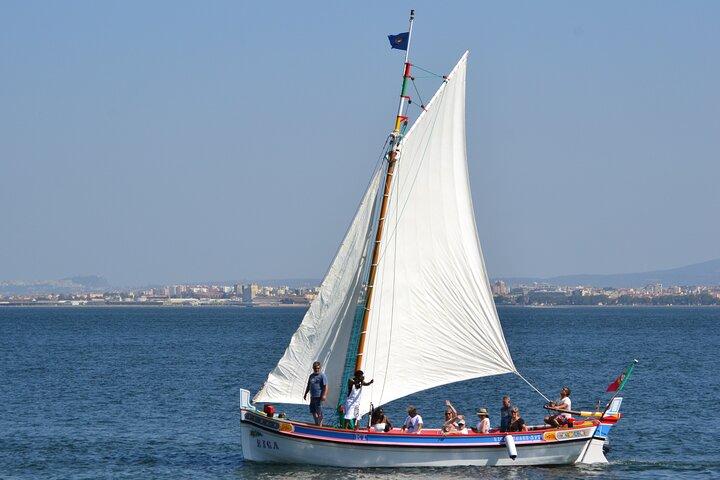 Cruise in Lisbon on the traditional boat of 1895 with drinks (2h)