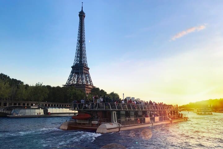 Seine River Sightseeing Cruise and Dinner at Le Bistro Parisien