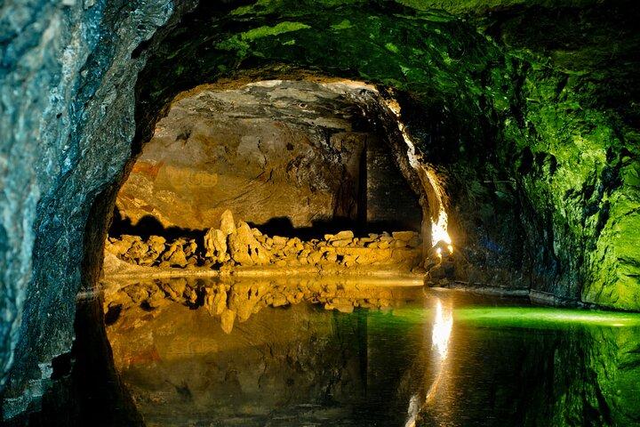 Vienna : Vienna Forest Tour with Underground Lake and Wine Tasting
