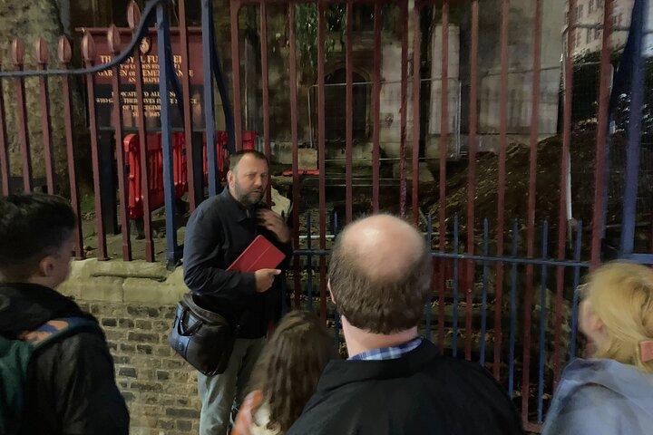 London's Ghosts & Gruesome Past Nighttime Walking Tour