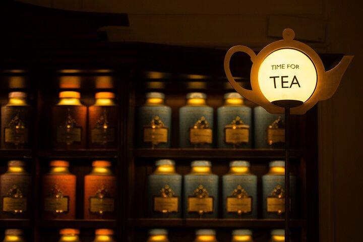 Changing of the Guard & Royal Food Tour with 15+ Tastings