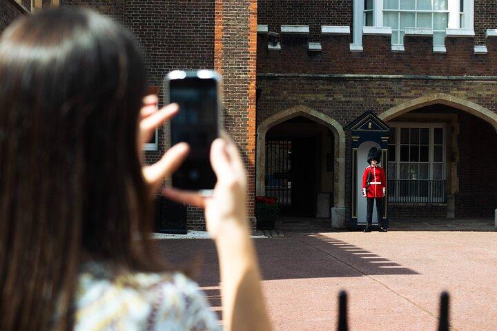 Changing of the Guard & Royal Food Tour with 15+ Tastings