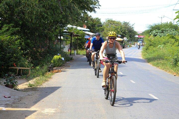 Pedal the Mekong, Cross the border, Reach Phnom Penh.