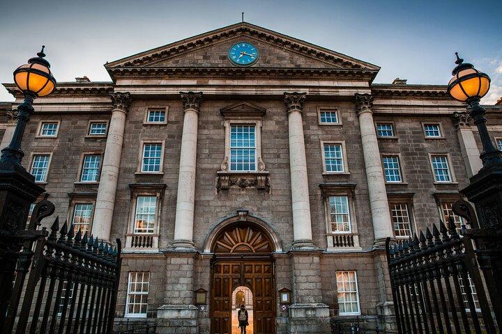 Dublin Book of Kells, Castle and Molly Malone Statue Guided Tour