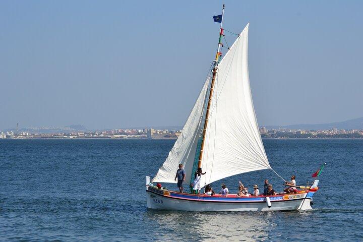 Private Cruise in Lisbon: Traditional 1895 Boat with Drinks
