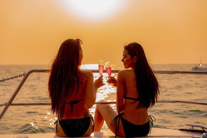 Luxury Sunset Sailing Cruise in Cancun with Light Dinner and Open Bar