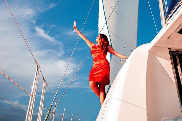 Luxury Sunset Sailing Cruise in Cancun with Light Dinner and Open Bar