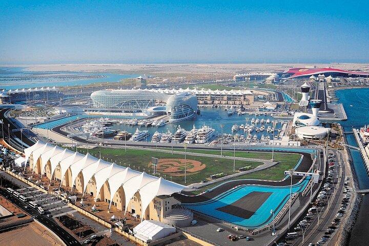 Abu Dhabi Tour from Dubai: Sheikh Zayed Mosque & Warner Bros
