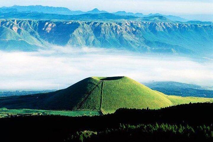Kumamoto Castle Kusasenrigahama and Mount Aso tour from Fukuoka