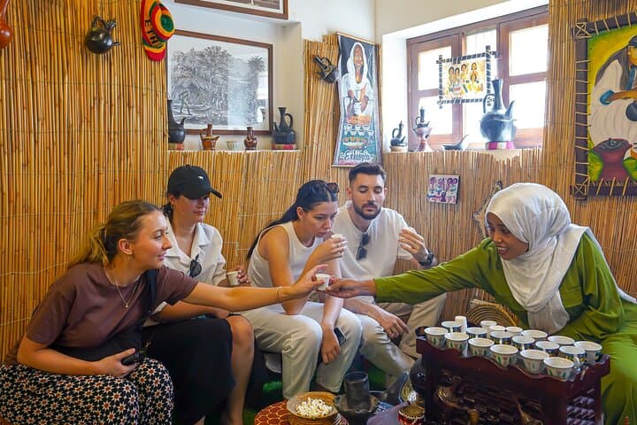 Dubai: Old Town, Souks, Street Food, Guided Tour & Abra Ride