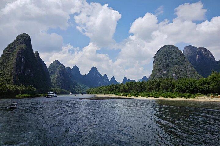 Li River Reed Flute Cave Elephant Hill and Daxu Old Town Tour