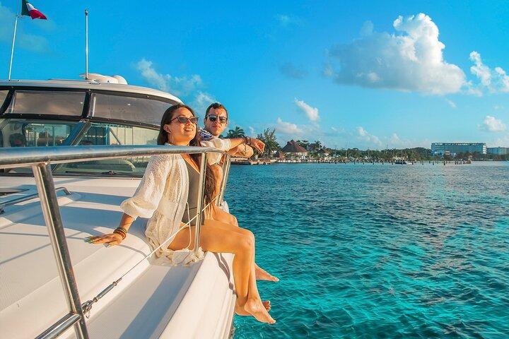 Cozumel Private Yacht and Snorkel with Lunch and Open Bar Onboard