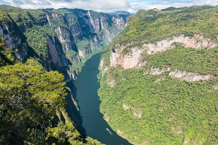 Live the Sumidero Canyon and the magic town of Chiapa de Corzo.