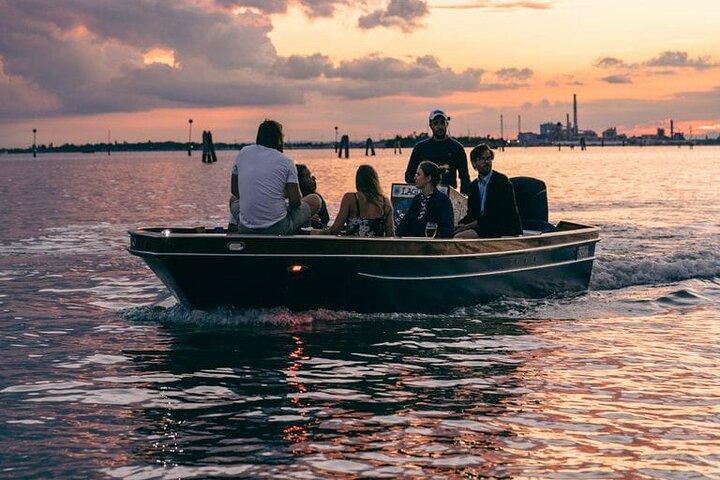 Venice, Canals & history on a private boat tour !