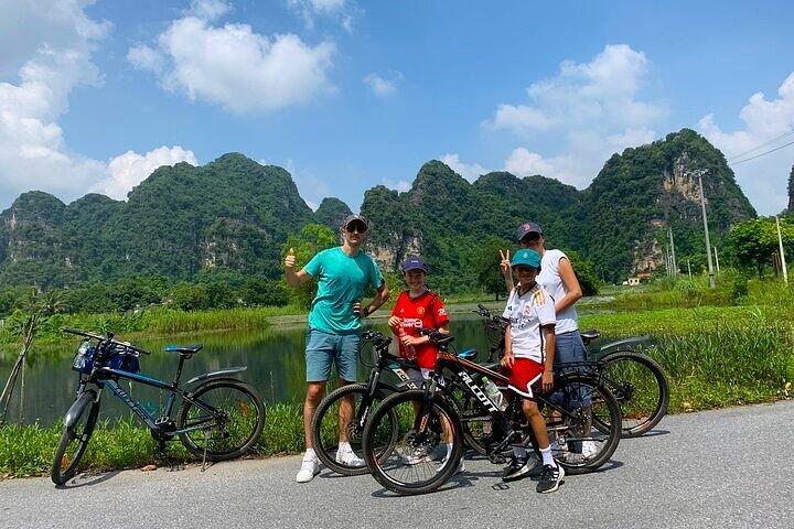 Hanoi: Luxury Small Group to Hoa Lu, Tam Coc, Mua Cave